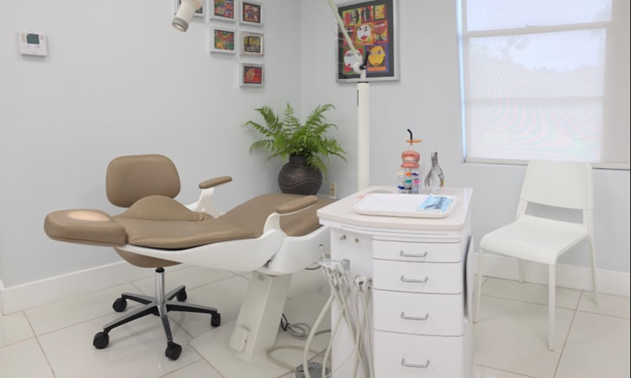 A modern and clean clinical care station at Martinez Orthodontics in Miami, featuring advanced orthodontic technology and a comfortable patient chair.